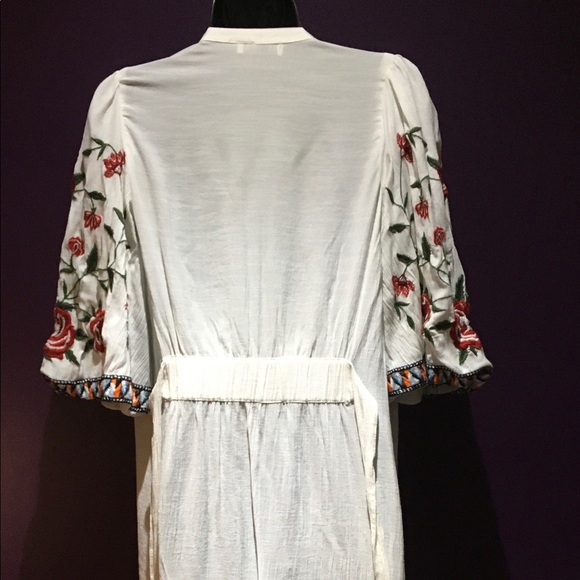 Beautiful Embroidered Robe - Picture 9 of 10